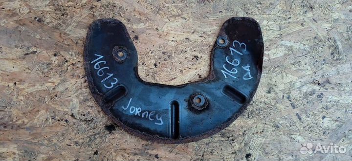 Тормозной щиток правый Dodge Journey 2010