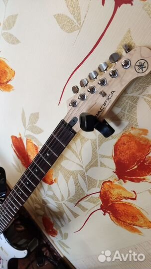 Электро гитара Yamaha Pacifica + Комбик Spider v20