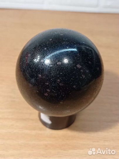 Шар, сфера из камня гранатовый амфиболит