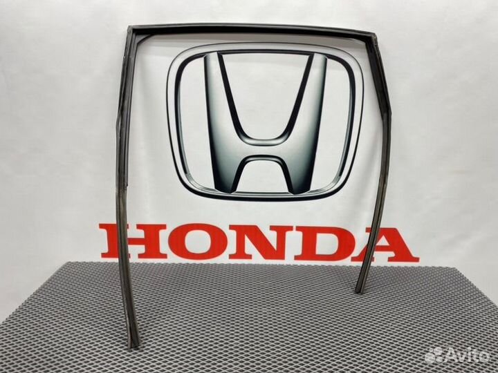 Уплотнитель стекла двери задний левый Honda Cr-V4