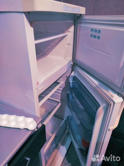 Холодильник на запчасти,работает но не охлаждает
