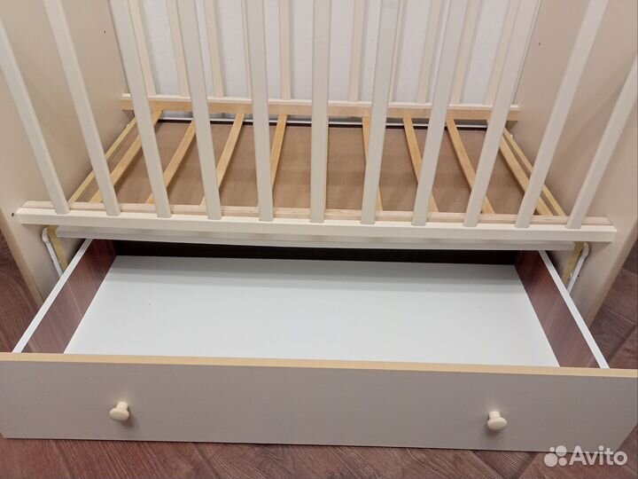 Детская кроватка с поперечным маятником