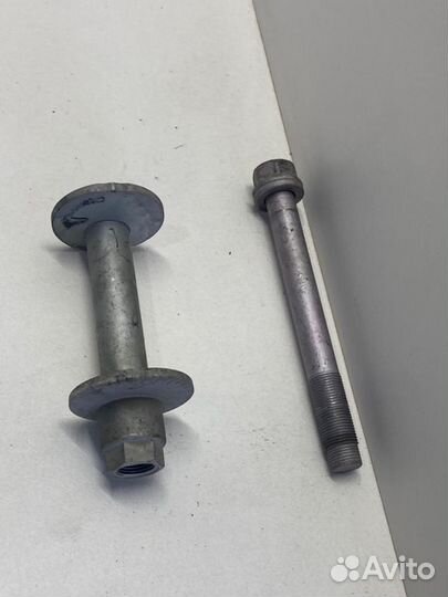 Болт развальный передний Toyota Land Cruiser 200