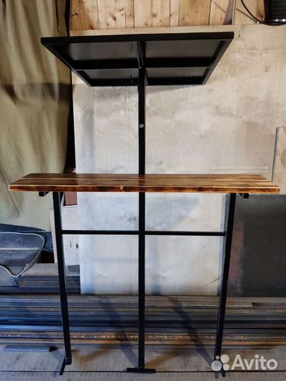 Стол и скамейка на кладбище