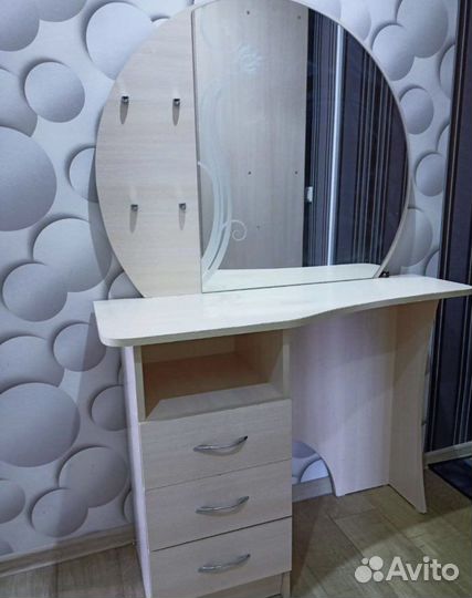 Туалетный столик с зеркалом бу