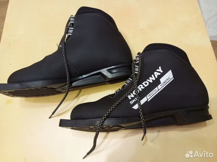 Лыжные ботинки с креплениями Nordway. 38 р