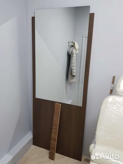 Зеркало с полочкой