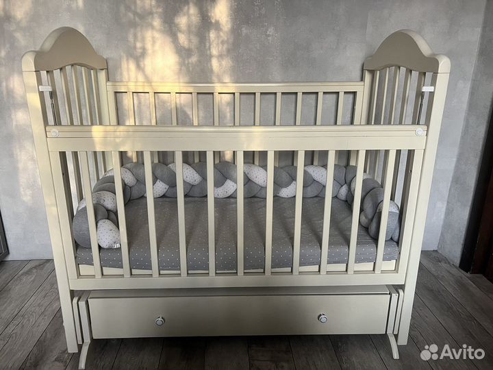 Детская кроватка с поперечным маятником