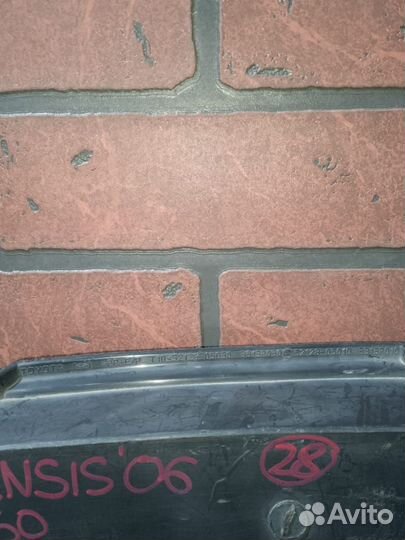 Заглушка бампера toyota avensis AZT250 1AZ-FSE FR/LH