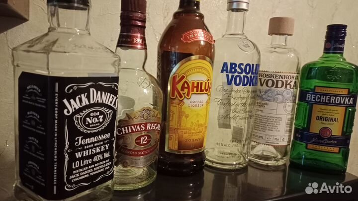 Бутылки: Виски, Ликер, Вино, Коньяк, Водка, Ром