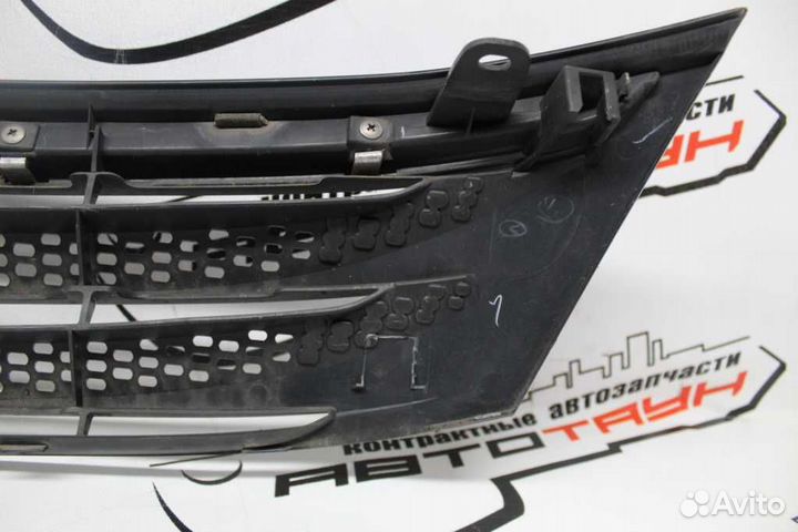 Решетка радиатора toyota isis ANM10G ANM10W ANM15G