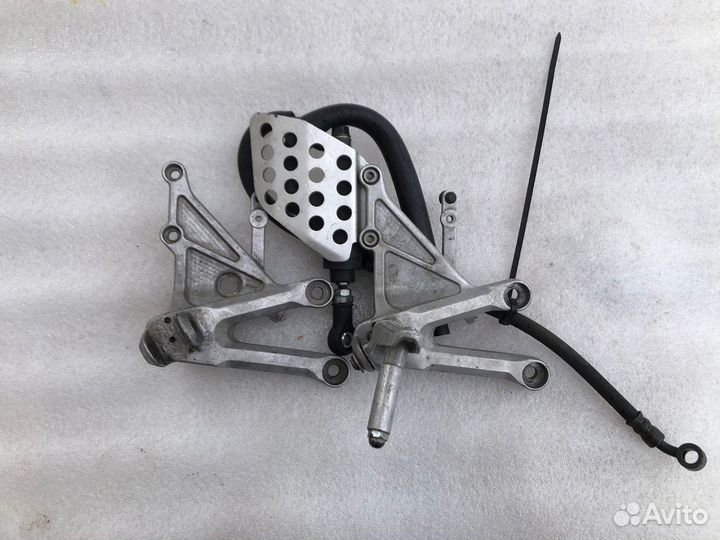 Honda cbr1000rr 05 правый водительский кронштейн