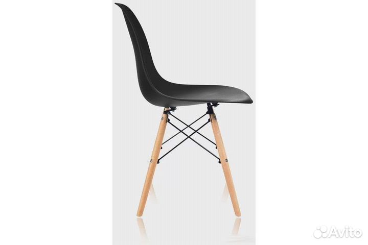 Стул чёрный для офиса в стиле eames
