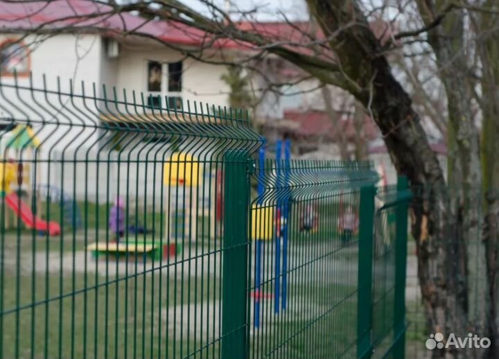 Забор из 3D сетки с металлическими столбами качест