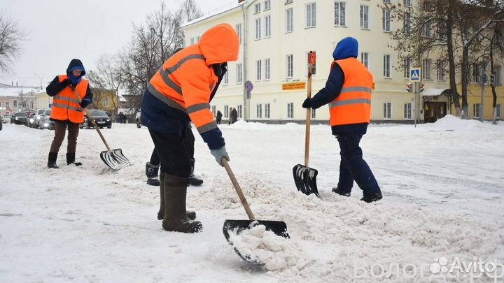 Уборка снега вручную и техникой