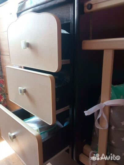 Детская кроватка с маятником и ящиком