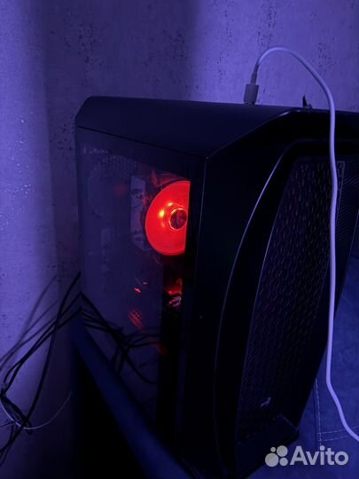 Игровой компьютер с монитором и всеми девайсами