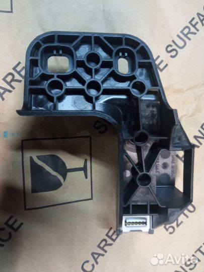 Кронштейн (сопут. товар) правый Volkswagen Passat