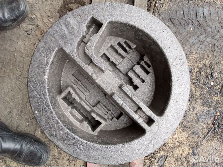 Крышка запасного колеса Toyota Avensis