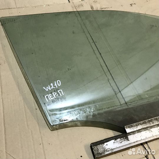 Стекло передней правой двери Мерседес 210