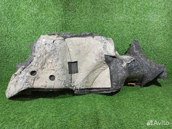 Обшивка багажника задняя правая Toyota Avensis