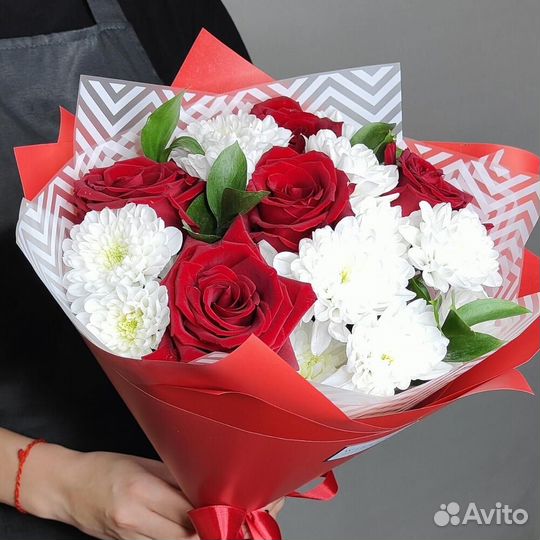 Букет Впечатление из красных роз и хризантем