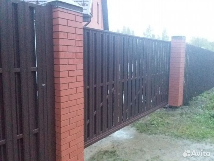 Заборы из евроштакетника для дачи