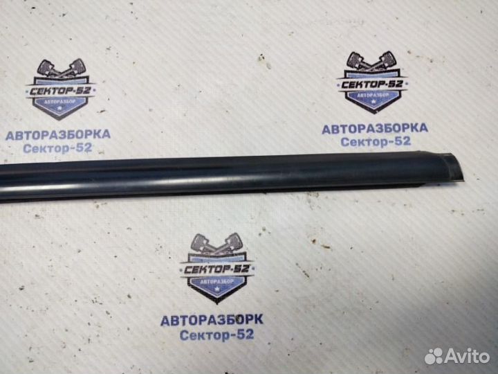 Уплотнитель стекла двери передний Kia Sportage 2