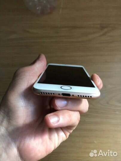 Телефон iPhone 8