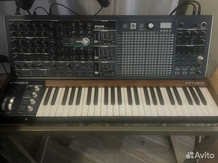 Синтезатор аналоговый Arturia matrixbrute