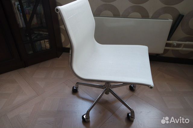 Офисное белое кресло сетка