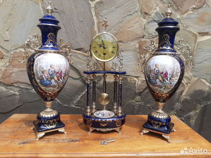 Настольные часы из фарфора с комплектом ваз
