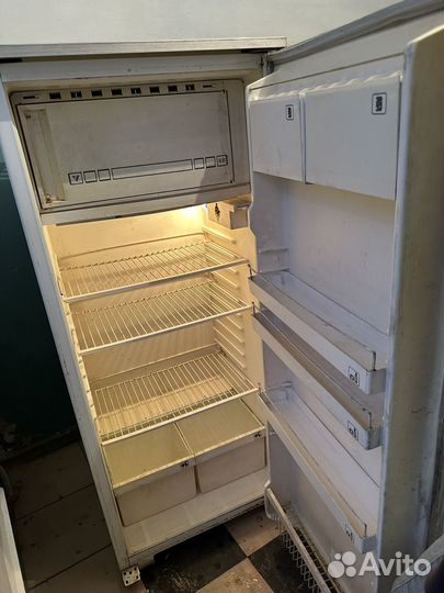 Холодильник полюс с документами. Рабочий