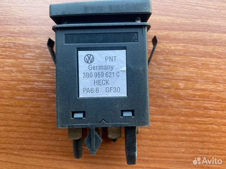 Кнопка включения обогрева стекла Volkswagen Passat