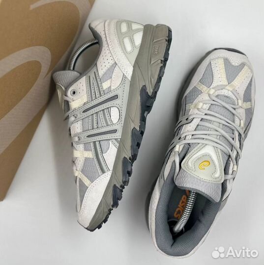 Бежевые кроссовки Asics Sonoma