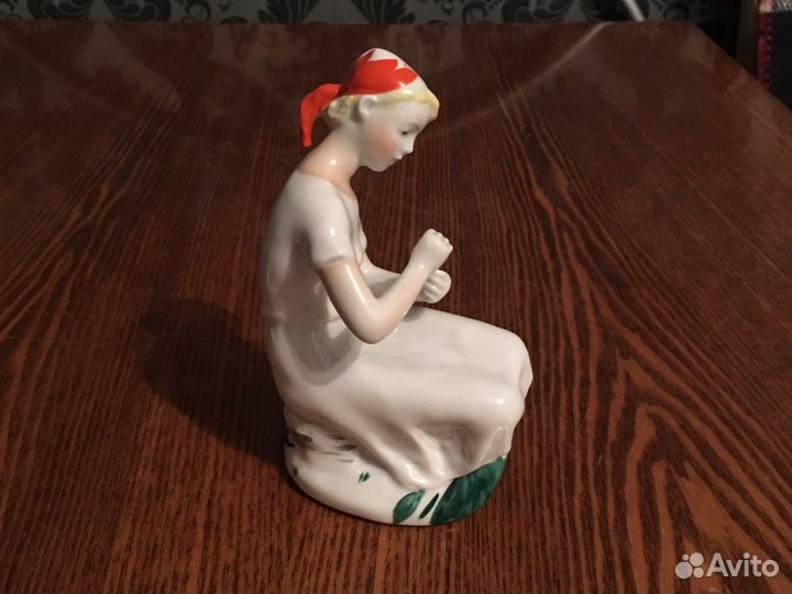 Фарфоровая статуэтка гадание на ромашке лфз