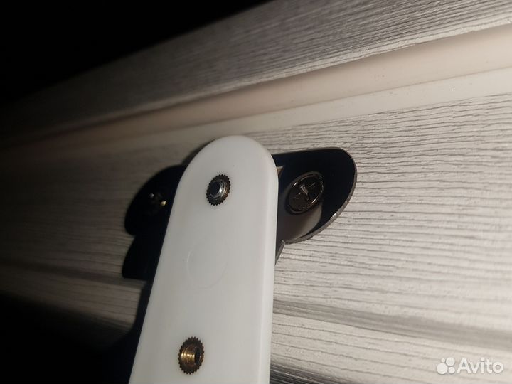 Регулируемая защелка двернго держателя для питомца