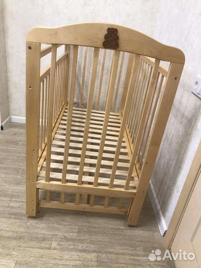 Детская кроватка с маятником