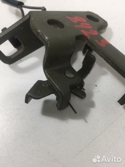 Петля замка багажника