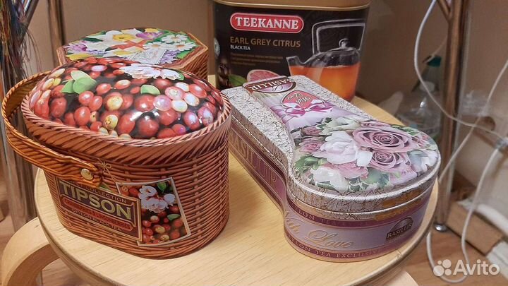 Жестяные банки от чая и печенья