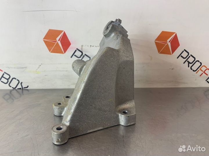 Кронштейн двигателя правый Mercedes C-Class W205