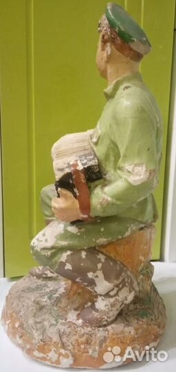 Статуэтка гипсовая солдат с гармошкой. (василий ТЁ