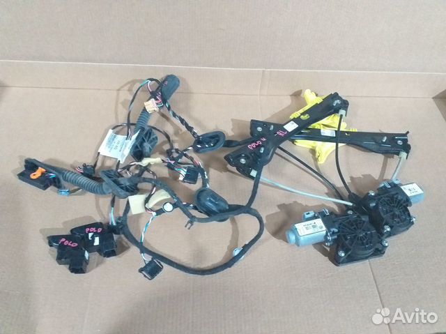 Задний стеклоподъемник Volkswagen Polo седан