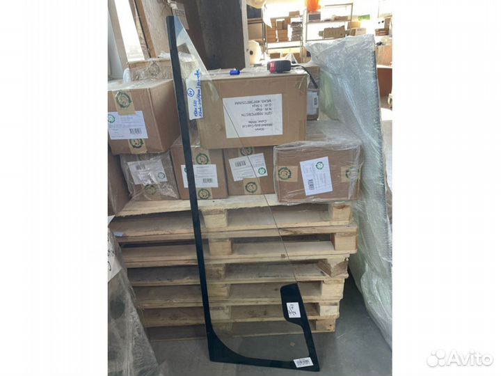 Стекло боковое правое Komatsu