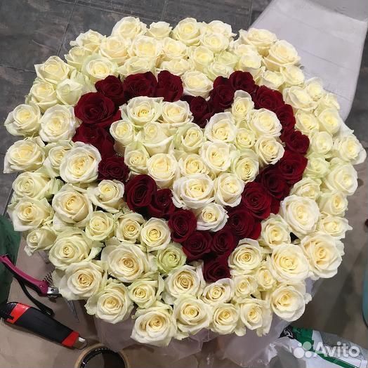 101 роза Сердце из красных и белых роз
