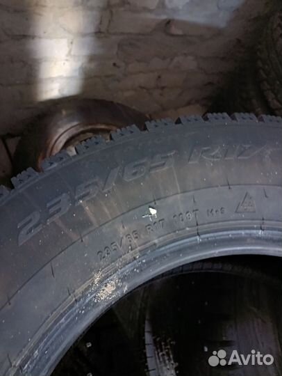 Pirelli Ice Zero 235/65 R17