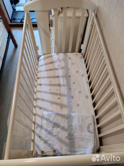 Детская кроватка и пеленальный комод