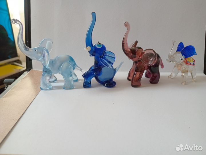Фигурки слоников из стнкла