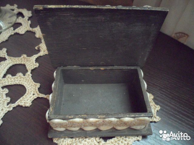 Старинная шкатулка, декорированная ракушками