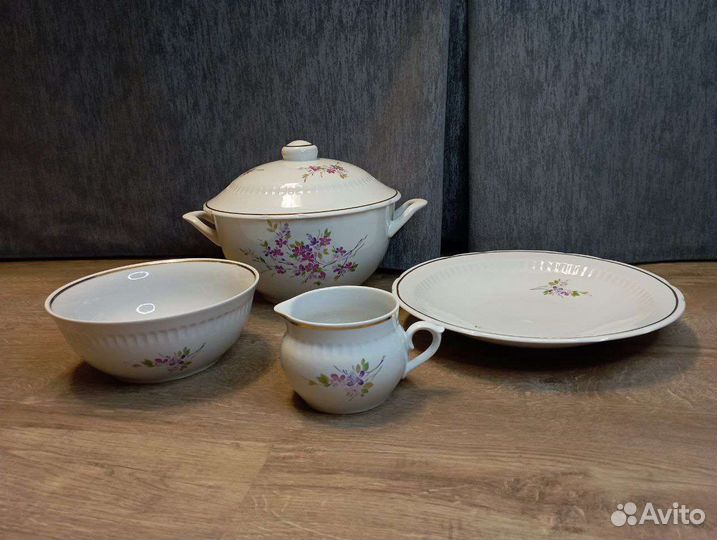 Абсолютно новый обеденный сервиз